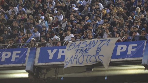 Igual que la de Garcé: Traé Garotos, la insólita bandera para Basanta