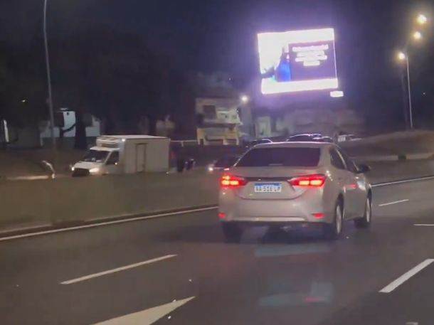 Una camioneta perdió dos ruedas en la Avenida General Paz y una de ellas impactó contra otro vehículo