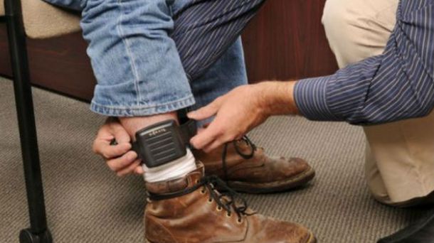 Asesino tenía que asistir al juicio pero rompió la pulsera electrónica y escapó