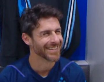 La reacción de Aimar al ver unas ojotas de Boca en la despedida de Riquelme