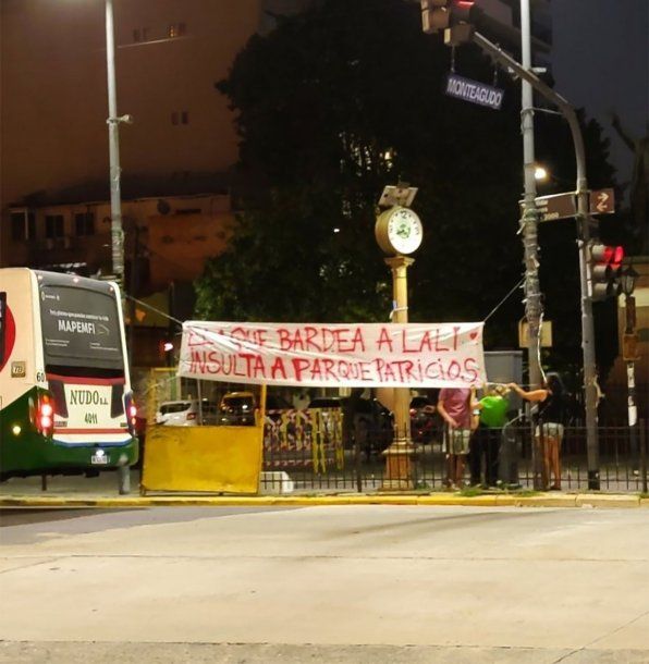 El pasacalle colgado en Parque Patricios a favor de Lali Espósito que se hizo viral
