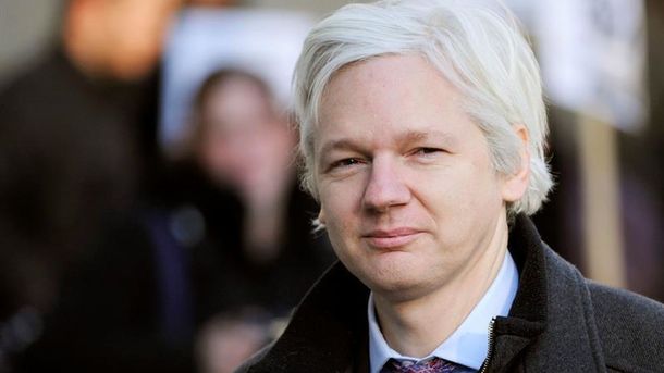 Assange asegura que Google y Facebook reciben más información que la Inteligencia de EE.UU.