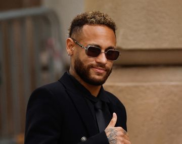 Operan a Neymar en Brasil de la rotura de ligamentos y meniscos