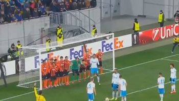 paso de todo: la insolita jugada durante un partido en ucrania paso de todo: la insolita jugada durante un partido en ucrania