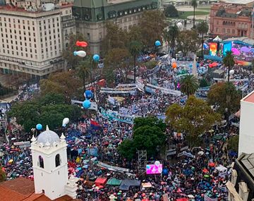 Cristina ya llegó a Plaza de Mayo y hablará en instantes