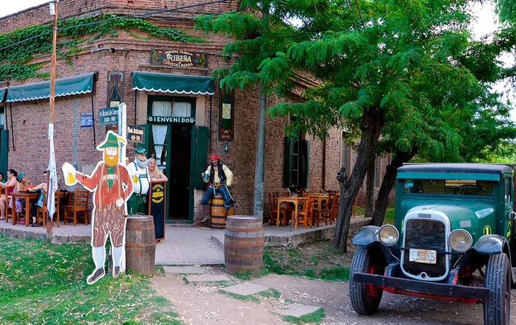El pueblo rural con pulperías de la época y de cultura agrícola y ganadera