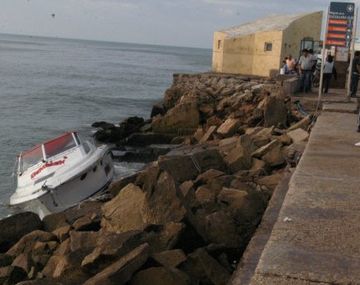 Murió golpeado por una ola cuando iba a tirar las cenizas de su mujer