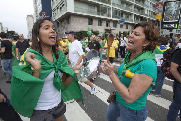 Miles de brasileños protestaron contra Rousseff en Río de Janeiro