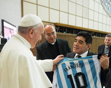 Las fotos del encuentro entre el Papa y Maradona por el Partido por la Paz