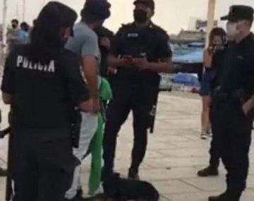Le pegaba a un cachorrito y