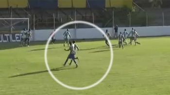 El jugador de Dock Sud le pegó desde atrás a su colega de Laferrere, por la Primera C. El jugador de Dock Sud le pegó desde atrás a su colega de Laferrere, por la Primera C.