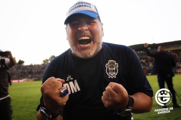 Diego Armando Maradona celebra su primer triunfo como local