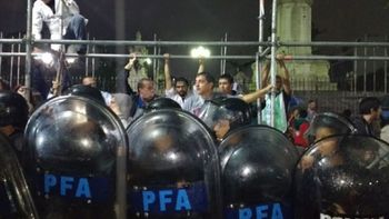 La Policía reprimió a los docentes frente al Congreso La Policía reprimió a los docentes frente al Congreso