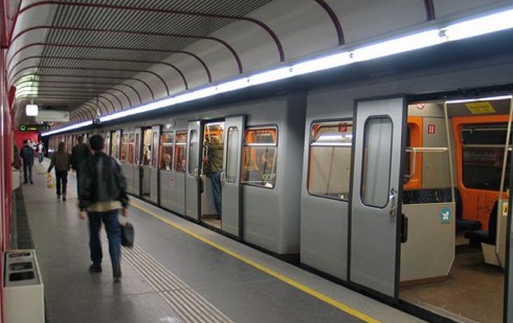 Ola de calor en Europa: reparten desodorantes contra el mal olor en el subte