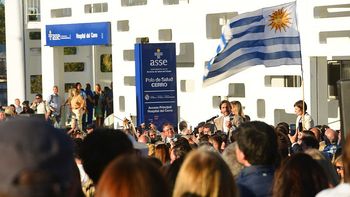 Entre protestas, Lacalle Pou realizó un acalorado discurso durante la inauguración del Hospital del Cerro. Entre protestas, Lacalle Pou realizó un acalorado discurso durante la inauguración del Hospital del Cerro.