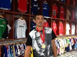 insolito: bebote gano una camiseta del kun agüero en una subasta oficial de independiente insolito: bebote gano una camiseta del kun agüero en una subasta oficial de independiente