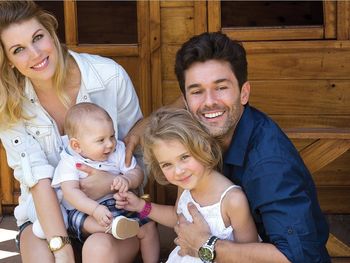 Mariano Martínez y Juliana Giambroni presentan a su hijo Milo