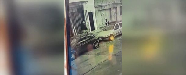 Delincuentes le robaron el arma a un policía y lo balearon en la cabeza