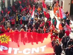 El PIT-CNT iniciará la campaña por el plebiscito a partir del 1° de mayo. El PIT-CNT iniciará la campaña por el plebiscito a partir del 1° de mayo.