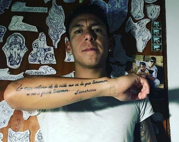 El mediocampista de Newells lució orgulloso su nuevo tatuaje