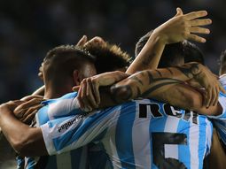 Racing festeja el gol del triunfo ante Vélez en Avellaneda