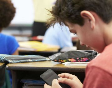 Se derogó una resolución que prohibía el uso de celulares en las aulas bonaerenses.
