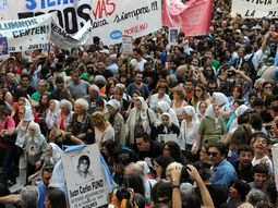 masivas marchas de organizaciones de dd.hh. en la plaza de mayo masivas marchas de organizaciones de dd.hh. en la plaza de mayo