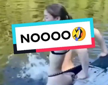 Se le enganchó la tanga de la bikini y cayó al agua desnuda