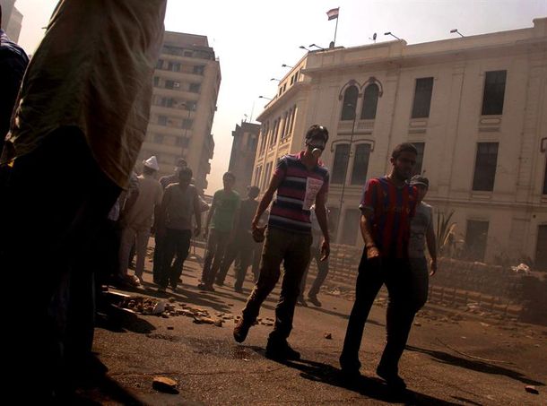 Suman más de mil los muertos en Egipto y siguen las protestas