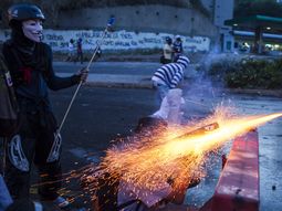 cinco horas de batalla campal en las calles de caracas cinco horas de batalla campal en las calles de caracas