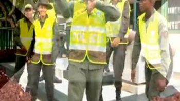 policias luchan contra el delito al ritmo del reggaeton policias luchan contra el delito al ritmo del reggaeton