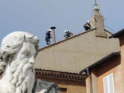 vaticano: colocan la chimenea de la que saldra la fumata vaticano: colocan la chimenea de la que saldra la fumata