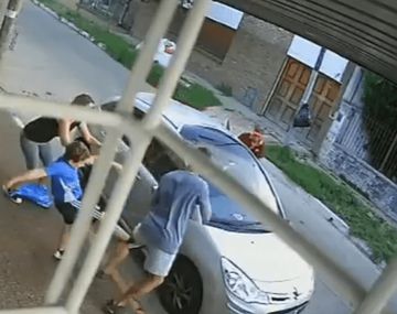 VIDEO: Un nene salió en defensa de su mamá y golpeó a un delincuente para evitar robo