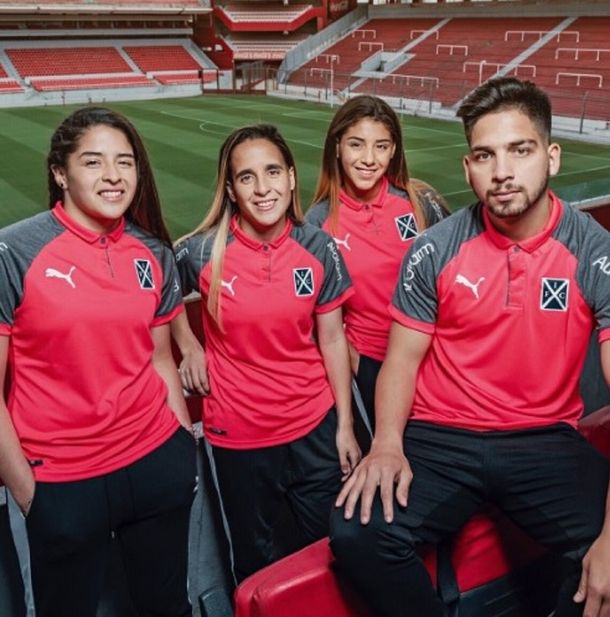 Camiseta de Independiente contra el cáncer de mama - Crédito: @Independiente