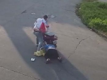 VIDEO: Un motochorro golpeó y arrastró por el asfalto a una mujer para intentar robarle