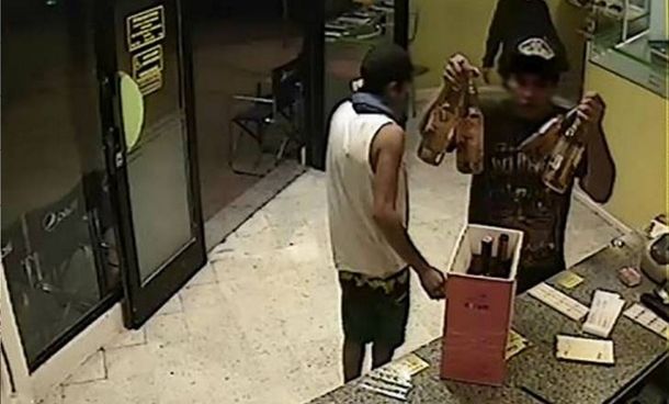 VIDEO: a punta de pistola robaron plata, vinos y cervezas de un local de comidas