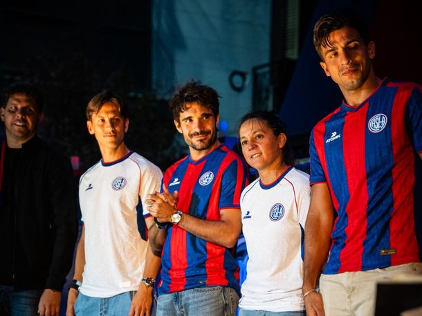 San Lorenzo presentó su nueva camiseta en Boedo con una fiesta multitudinaria
