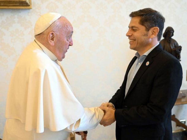 El momento del saludo entre el papa Francisco y Axel Kicillof