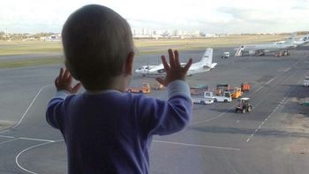 la foto que sacude al mundo: darina, la beba que murio en el vuelo ruso la foto que sacude al mundo: darina, la beba que murio en el vuelo ruso