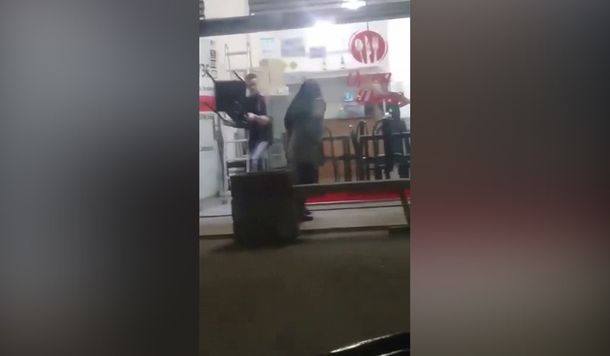 Apuñaló a su ex novio por la espalda dentro de un local y fue grabada con un celular