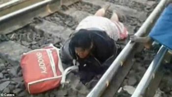 video: se cayo en las vias, un tren la paso por arriba y sobrevivio video: se cayo en las vias, un tren la paso por arriba y sobrevivio