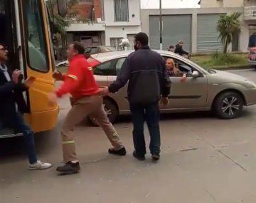 VIDEO: Violenta pelea entre un colectivero y un automovilista