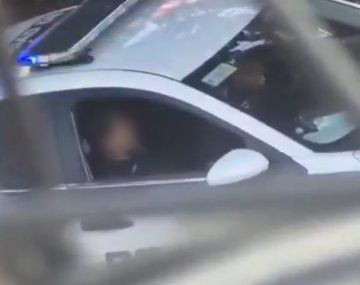 Una mujer policía protagoniza un video viral por tener sexo en un patrullero