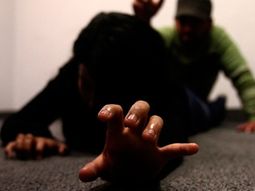 entraron armados, robaron 40 mil pesos y violaron salvajemente a una joven frente a su padre entraron armados, robaron 40 mil pesos y violaron salvajemente a una joven frente a su padre