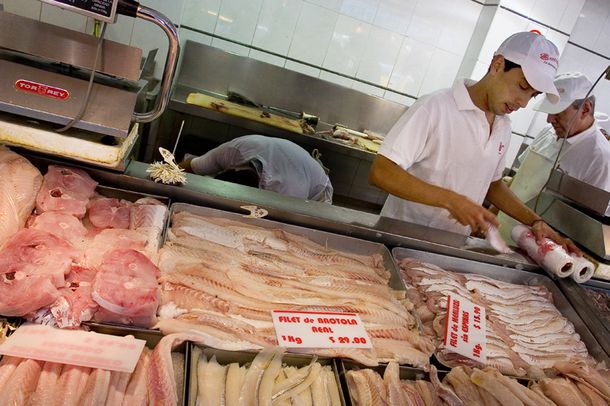 El Gobierno acuerda con supermercados congelar el precio del pescado