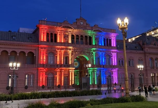 La Casa Rosada se iluminó con los colores de la comunidad LGBTIQ+