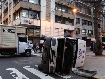 Choque y vuelco en pleno centro porteño: hay heridos