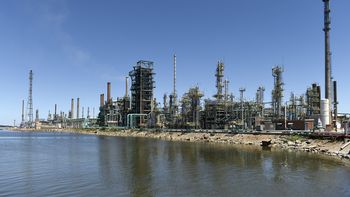 El conflicto gremial con Fancap le costará 300 millones de dólares extra a la petrolera uruguaya. El conflicto gremial con Fancap le costará 300 millones de dólares extra a la petrolera uruguaya.