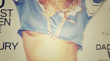 esta cantante volvio a lucir sus caderas tras su embarazo esta cantante volvio a lucir sus caderas tras su embarazo