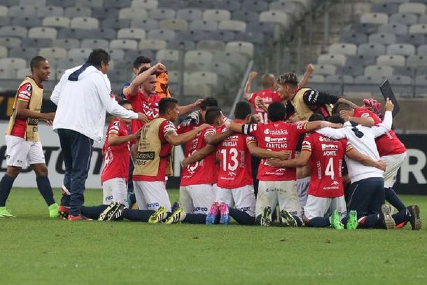 Jorge Wilstermann festejando contra Atlético Mineiro